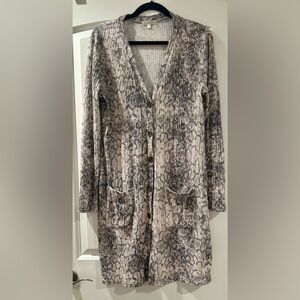 Nine Britton Textured Knit Sweater in Gray and Cream Snake Print